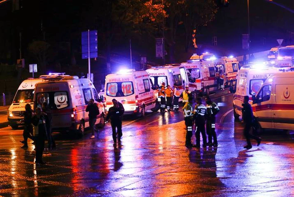 На место взрыва в Стамбуле прибыли десятки машин скорой помощи