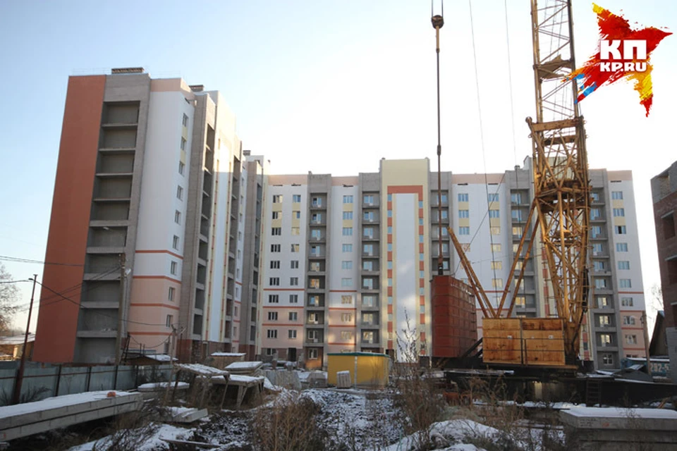 Многоэтажка на Ахметова почти год ждет новых жителей. С виду достроенный дом, но жить в нем пока невозможно