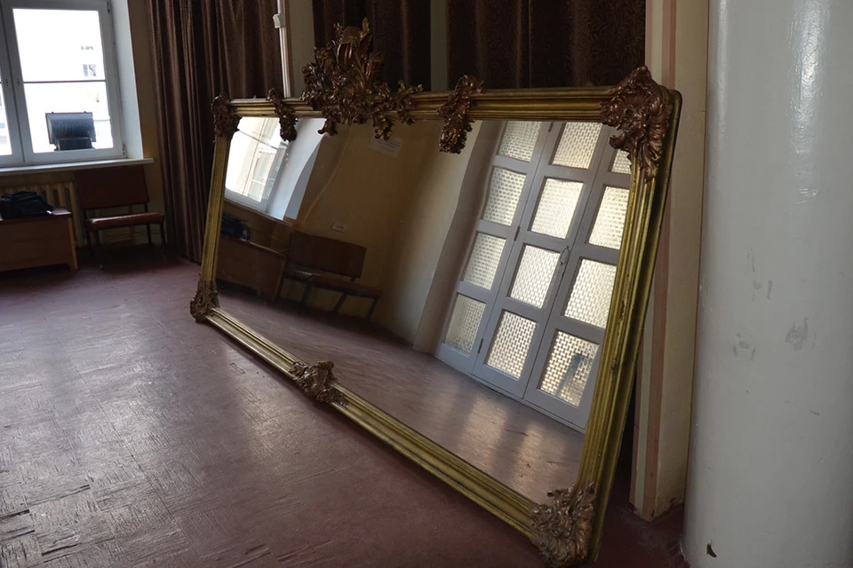 Знаменитое «венецианское» зеркало пылится в коридоре