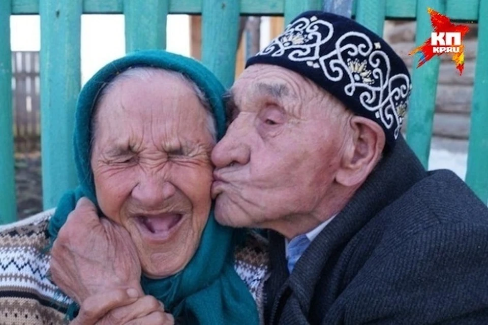 86-летние Нуриян и Ишбика Абдразаковы из Башкирии живут вместе уже 65 лет. ИХ секрет долголетия - любить друг друга и никогда не расставаться. Фото: "КП-Уфа".