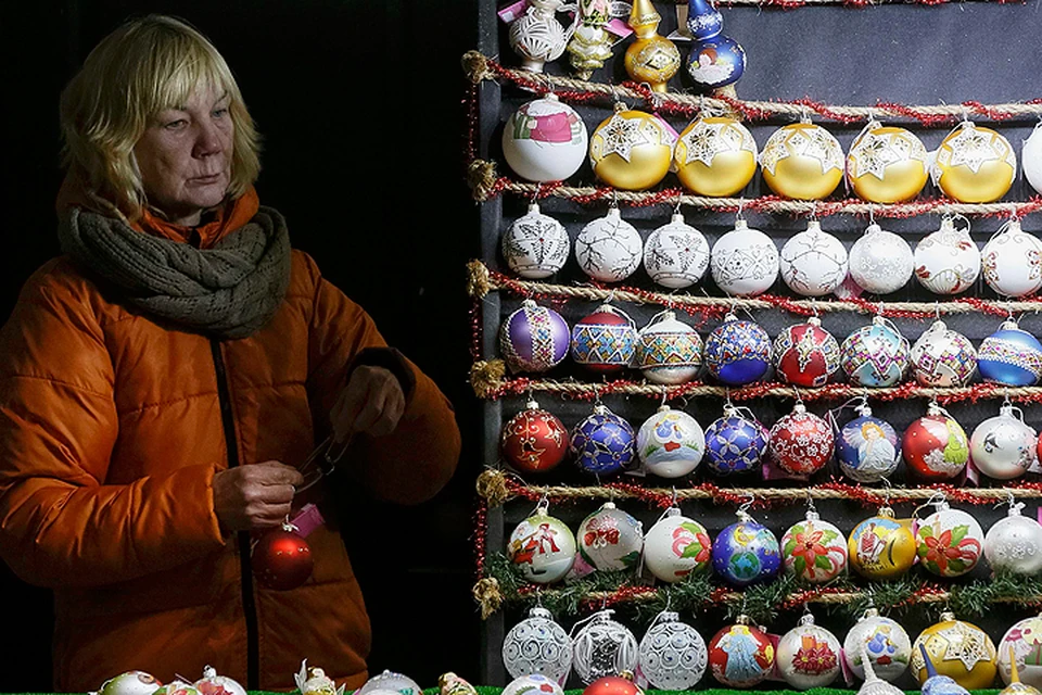 Продавщица новогодних украшений на Крещатике.