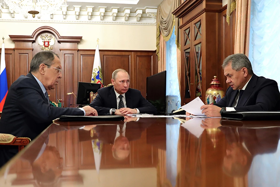 Владимир Путин на встрече с Сергеем Лавровым и Сергеем Шойгу.
