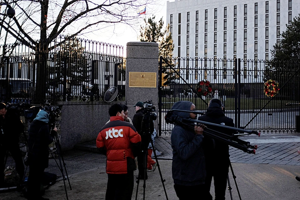 Журналисты собрались у российского посольства в Вашингтоне