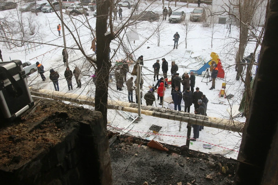 В квартире, где произошел взрыв, выбило не только окна, но и стены.