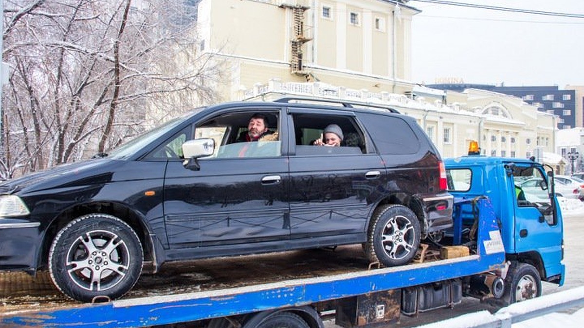 В Новосибирске писатель-фантаст запрыгнул на ходу в эвакуатор, чтобы  отстоять свою «Хонду» - KP.RU