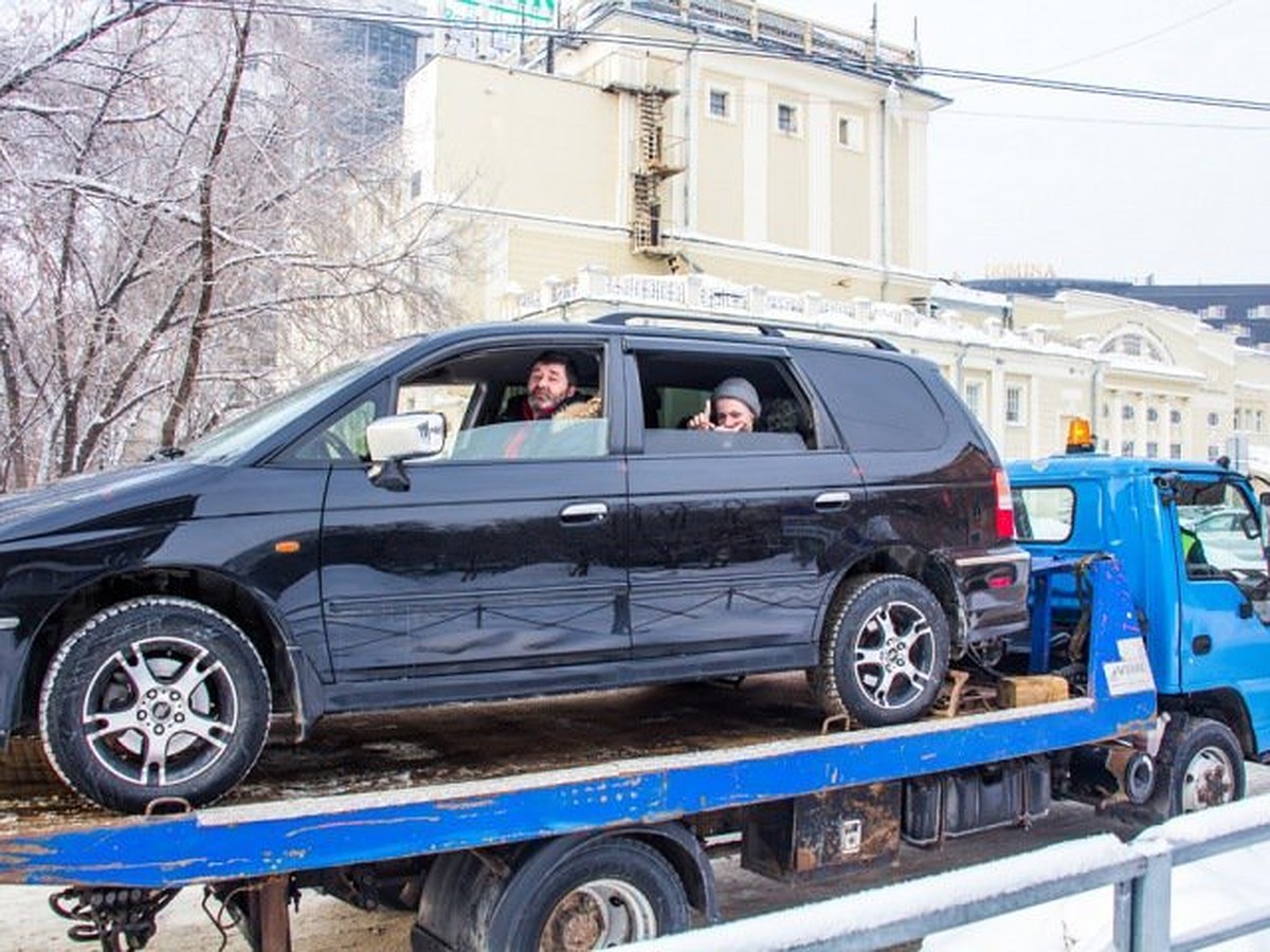 В Новосибирске писатель-фантаст запрыгнул на ходу в эвакуатор, чтобы  отстоять свою «Хонду» - KP.RU