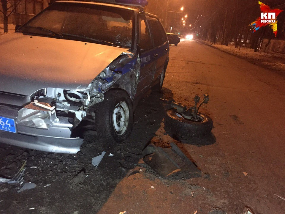 В Саратове пьяный водитель, уходя от погони, протаранил автомобиль Нацгвардии.