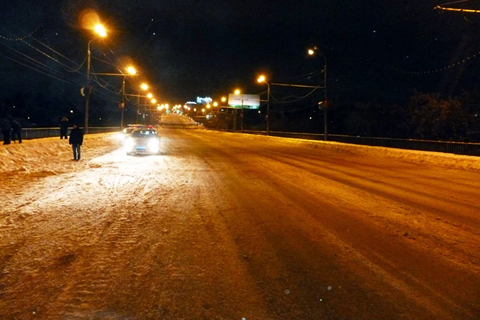 Валы снега по краям моста сыграли роль своеобразного трамплина.