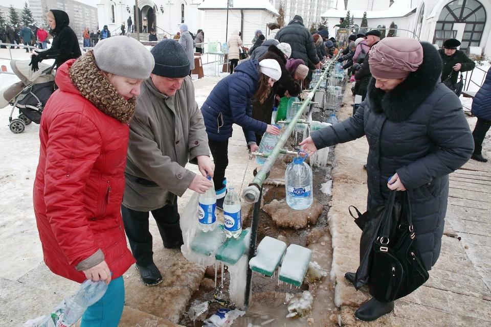 За водой к храму пришло немало народу