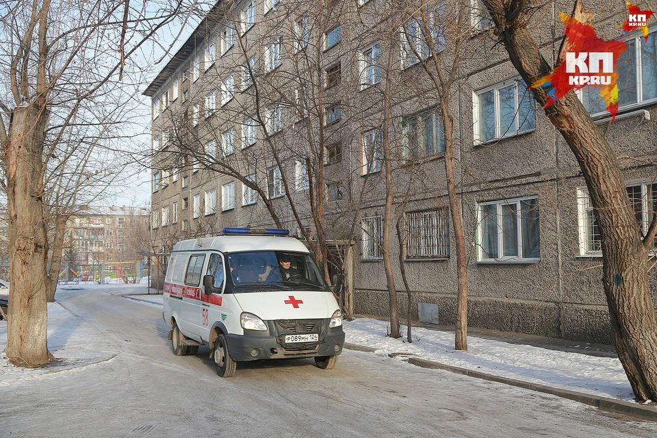 В Красноярске такси перекрыло дорогу скорой.