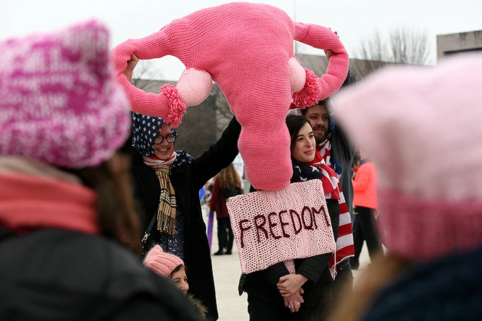 Участники "Марша женщин" в Вашингтоне вышли отстаивать свои права с оригинальным агитматериалом.