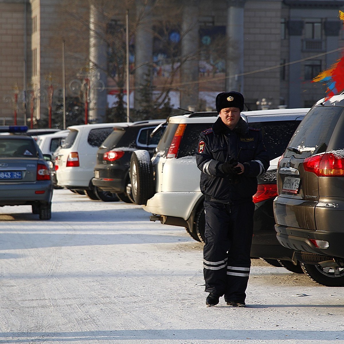 В Красноярске дрифтеры устроили хоровод вокруг приехавшего разогнать их  полицейского патруля - KP.RU