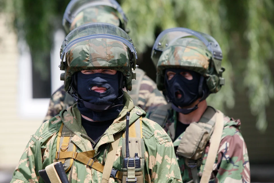 В Дагестане спецназ штурмует дом с вооруженными боевиками