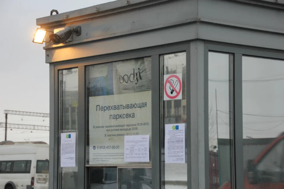 Некоторые автомобилисты до сих пор удивляются внезапному появлению будки и шлагбаума.