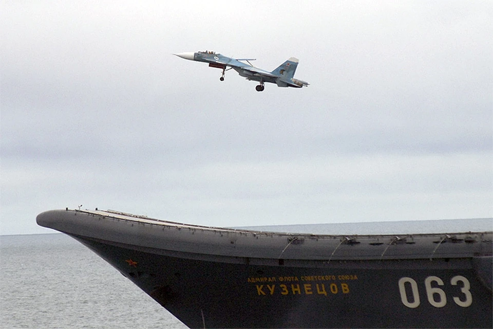Самолет Су-33 совершает взлёт с палубы "Адмирала Кузнецова"