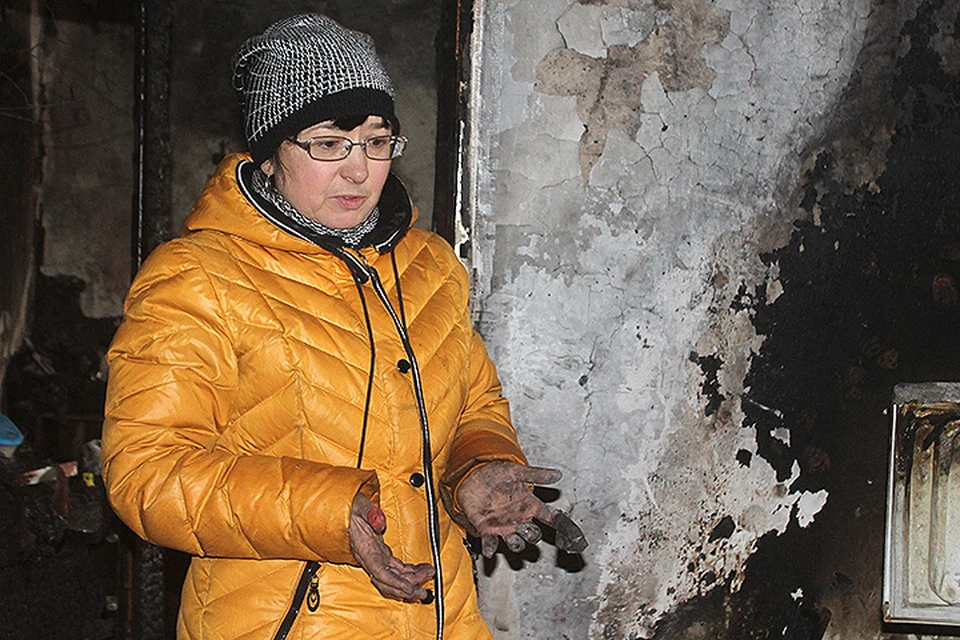 Хозяйка пострадавшей квартиры в растерянности. Фото Никита МАКАРЕНКОВ, Павел ХАНАРИН