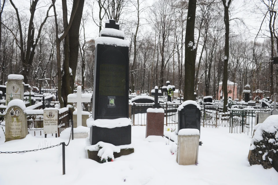 Почему кладбище называют погостом. Люсьен Оливье Введенское кладбище. Могила Оливье на Введенском кладбище. Коваленко Анатолий Введенское кладбище. Мозаичист Фролов Введенское кладбище.