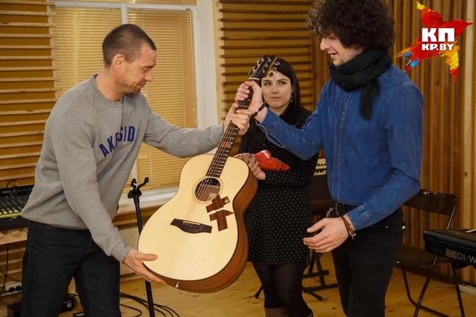 Уникальная гитара очень понравилась вокалистам Naviband Артему Лукьяненко и Ксюше Жук. Фото: Павел ПОТАШНИКОВ