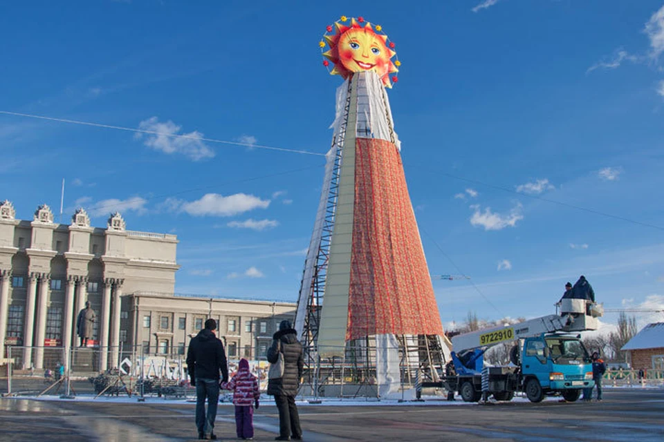 На главной площади Самары появилась фигура Масленицы.