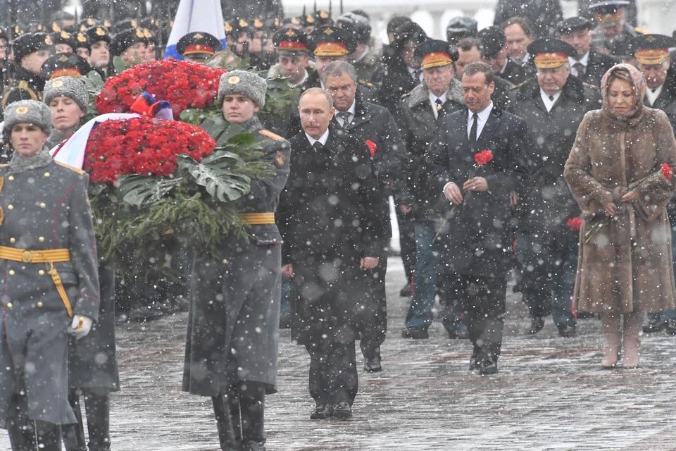 Президент возложил венок к Могиле Неизвестного солдата