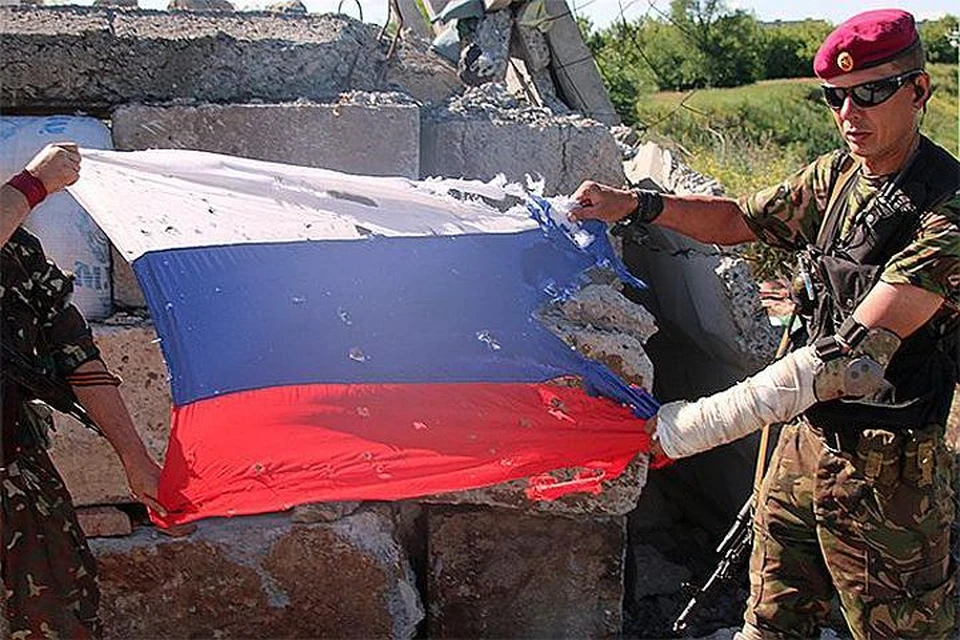 Июнь 2014 года, Славянск, блок-пост "Химик" после танковой атаки. Флаг, под которым белые ходили в "Ледяной поход" остался символом мужества и самопожертвования