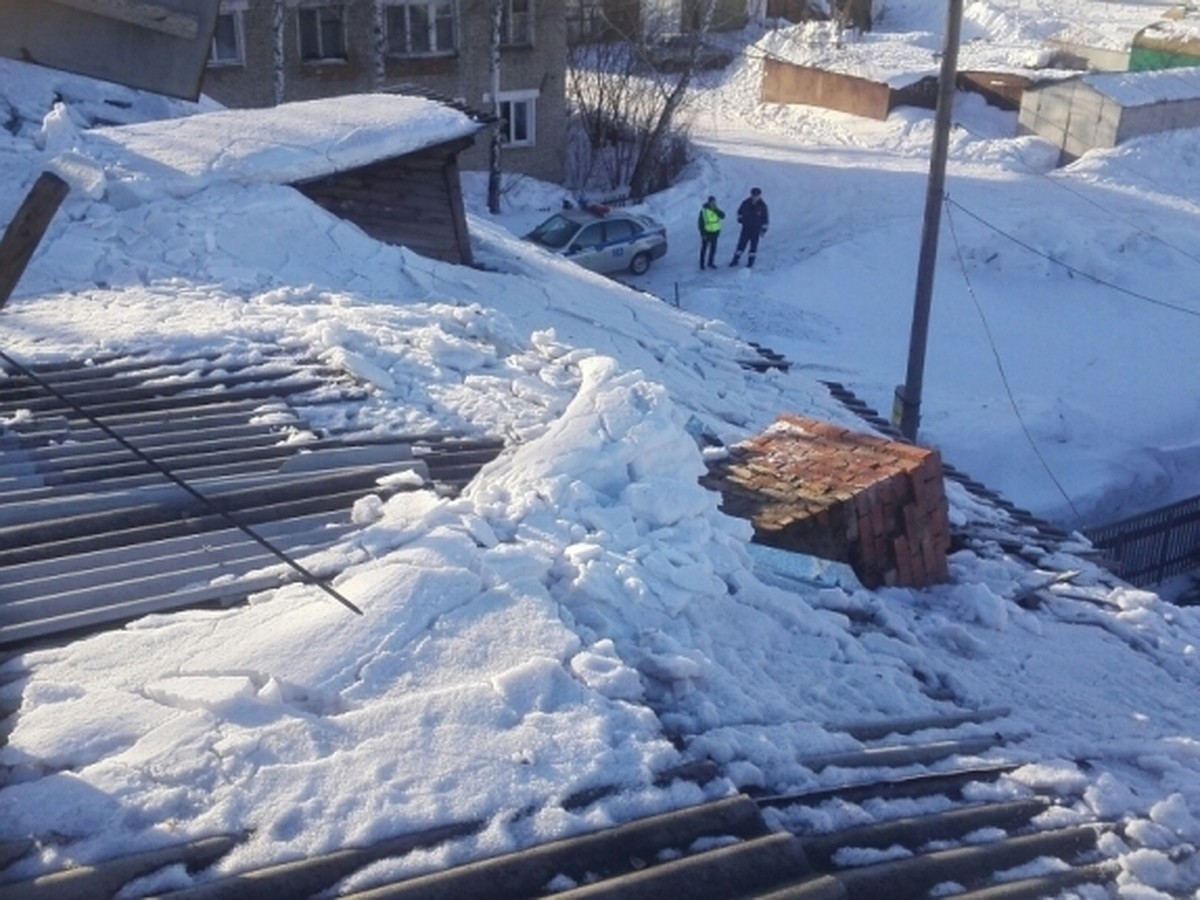 Из-за неубранного снега несколько домов в Томской области остались без крыш  - KP.RU