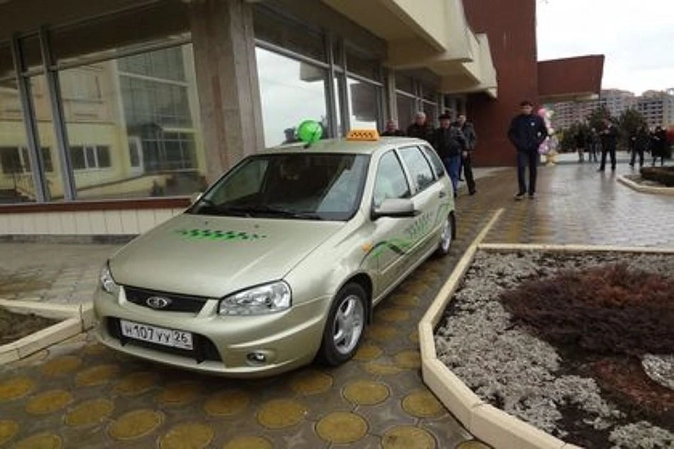 Панель управления и внешний вид у электромобиля - точно такой же, как у обычного авто. Фото: пресс-служба администрации Кисловодска.