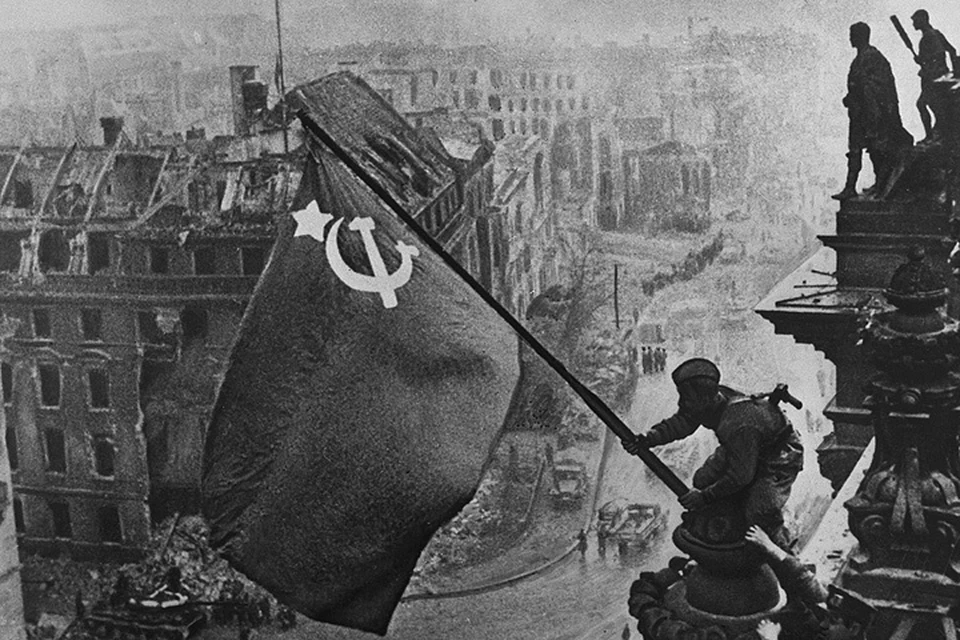 Май 1945 года, красный флаг победы водружен над Рейхстагом. ФОТО Халдей Евгений/Фотохроника ТАСС