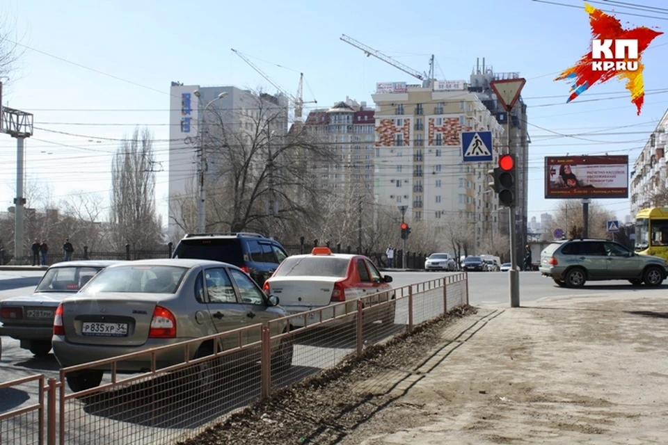 К дороге на Пархоменко сегодня у автомобилистов много нареканий.