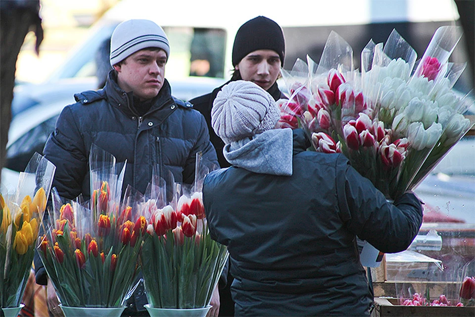 Самые популярные цветы на 8 марта - тюльпаны и гиацинты.