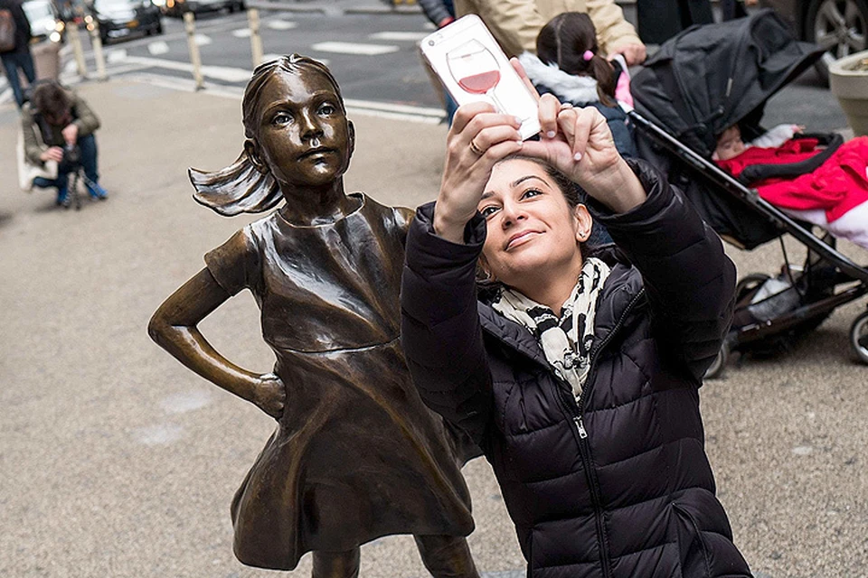 На Уолл стрит появилась бронзовая статуя девочки.