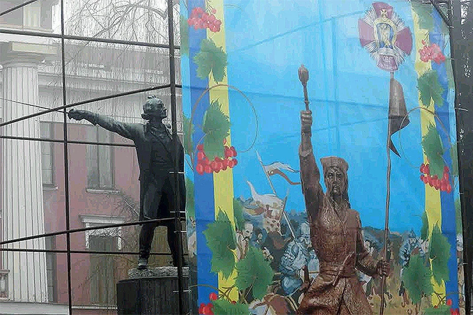 В Киеве памятник Суворову закрыли желто-блакитным тентом.