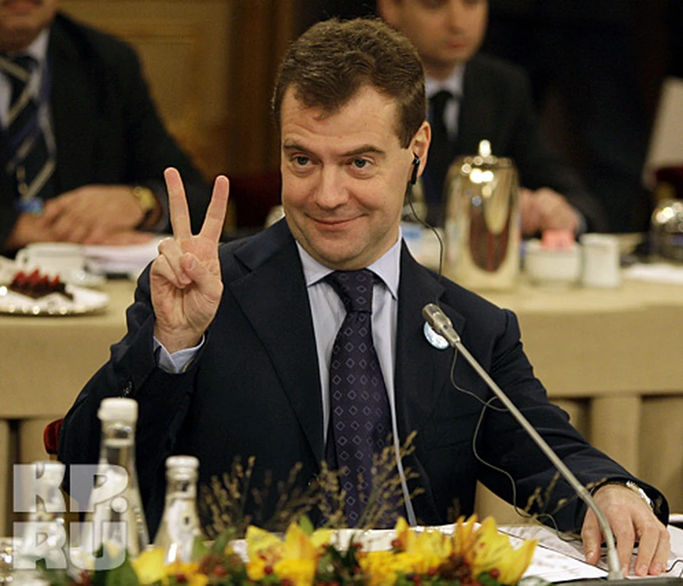 Россия после дмитрия. Денег нет но вы держитесь Медведев. Медведев с днем рождения. Медведев поздравляет с днем рождения.