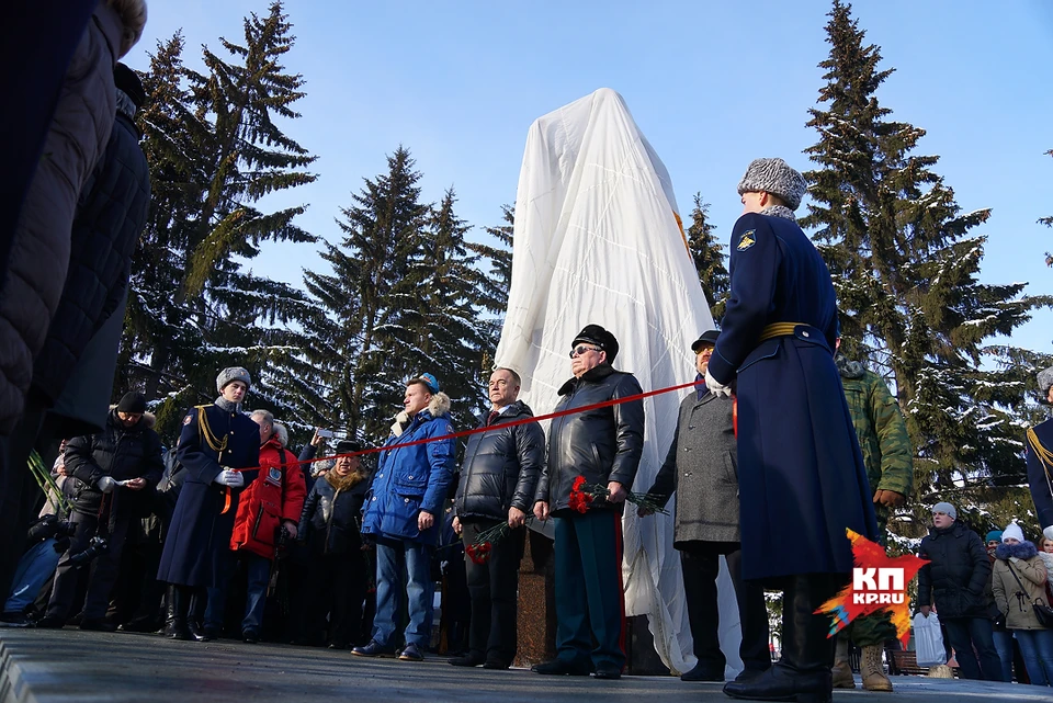 Открытие памятнику Маргелову (основатель ВДВ). был накрыт парашютом, а когда памятник открывали, парашют зацепился за руку Маргелова и еле сняли. Был сын Маргелова (он памятнику кулак кажет)