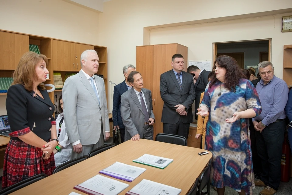 Ректор КФУ Сергей Донич в одной из лабораторий