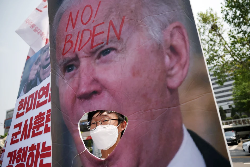 Антивоенный митинг прошел в Сеуле на фоне визита президента США Байдена в Южную Корею. Фото: Reuters