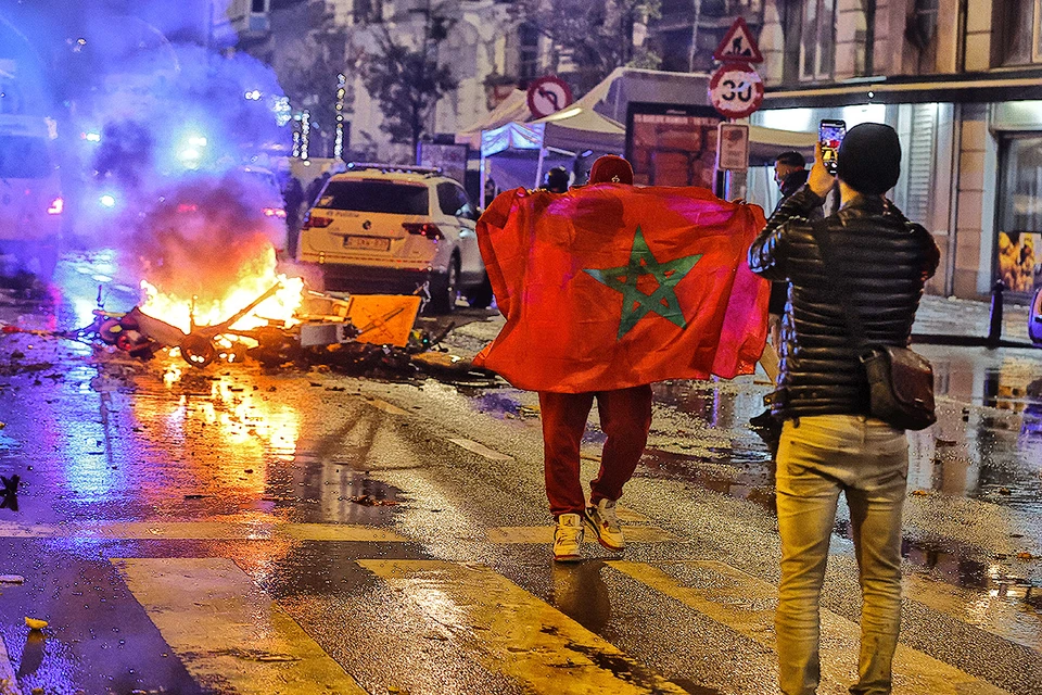 Выходцы из Марокко отпраздновали уличными погромами победу сборной этой страны над бельгийцами в Брюсселе. Всего, по разным подсчетам, в Бельгии проживает от 350 тысяч до полумиллиона марокканцев. Фото:  STEPHANIE LECOCQ, EPA/ТАСС