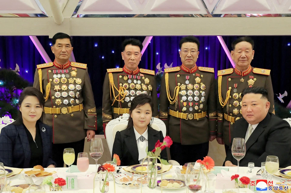 Лидер КНДР Ким Чен Ын вместе с дочерью Ким Чжу Э и супругой Ли Соль Чжу сфотографировался с генералами Корейской народной армии на вечере в честь 75-й годовщины ее основания. Фото: REUTERS