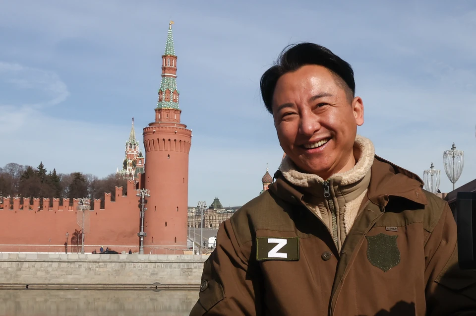 Китайский журналист с нашивкой со знаком Z на Софийской набережной в Москве в день визита председателя КНР Си Цзиньпина. Фото: Валерий Шарифулин/ТАСС