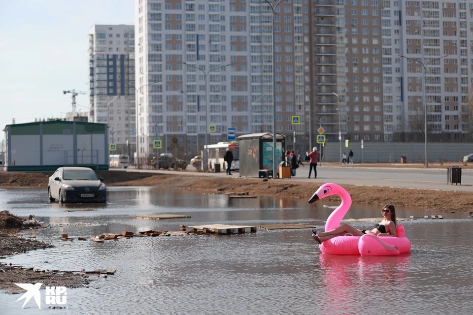 Жительница Красноярска устроила фотосессию в купальнике и с надувным фламинго в луже посреди города. Фото: Мария ЛЕНЦ