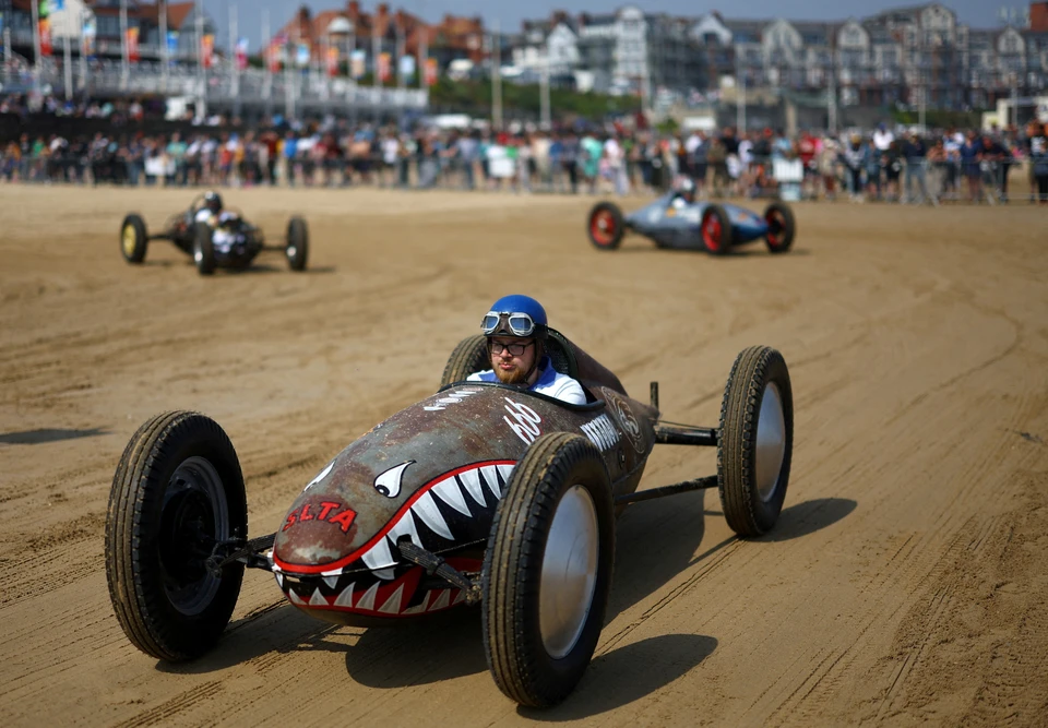 Заезд классических гоночных автомобилей на пляже британского Брайтона. Фото: REUTERS