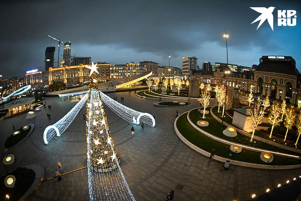 Москву начали украшать к Новому году. Фото: Михаил ФРОЛОВ