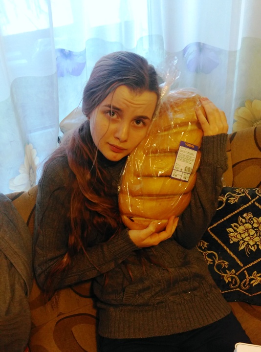Теперь девица Александра - единственный человек в нашем доме, который ест хлеб. А я ей завидую.