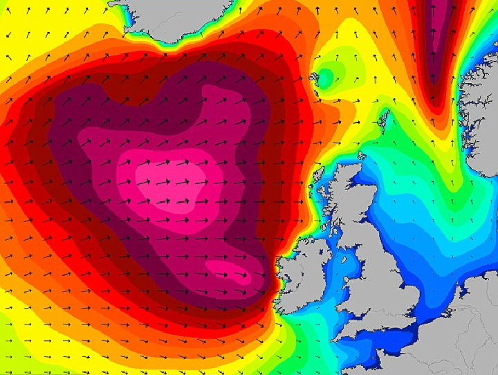 На Найден берег, на котором 40 метровые волны создаются в результате урагана