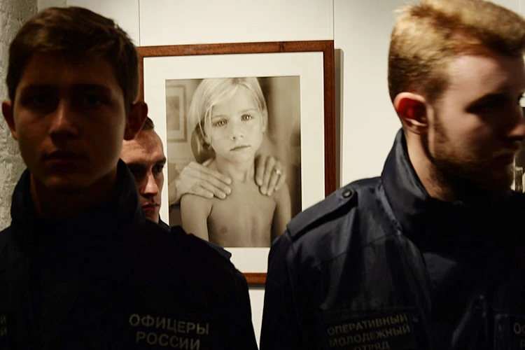 В Москве обоссали и закрыли фото-выставку гламурного детского порнографа Стерджесса | ЦентрАзия