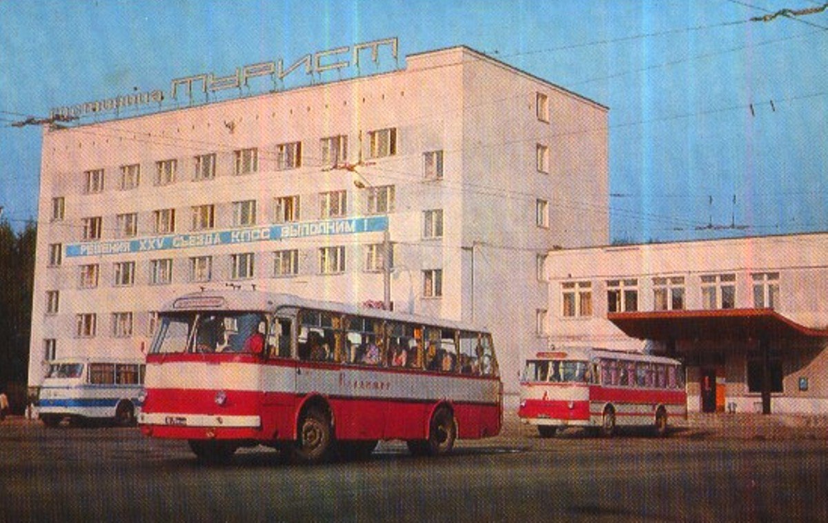 Участники 25 съезда партии КПСС на экскурсии по Золотому кольцу. Фото: предоставлено гостиницей "Турист".