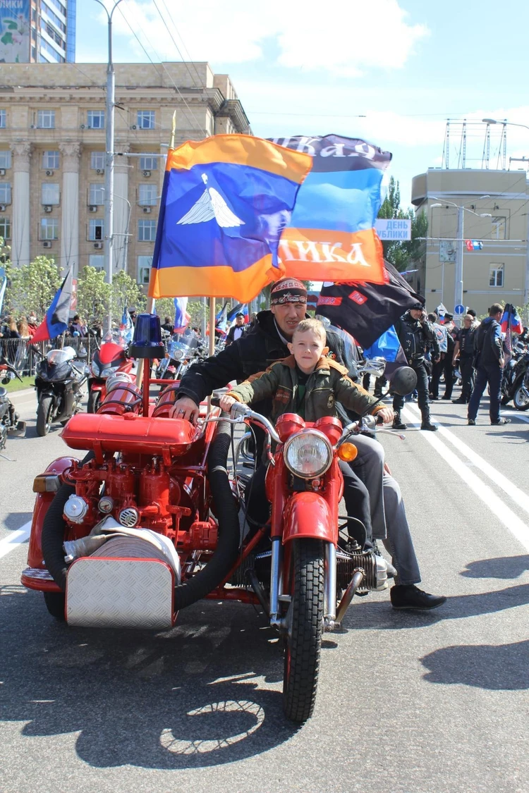 Денис Панкратов, потерявший ногу во время разминирования: Езжу на мотоцикле  и готовлюсь к Олимпиаде по волейболу - KP.RU