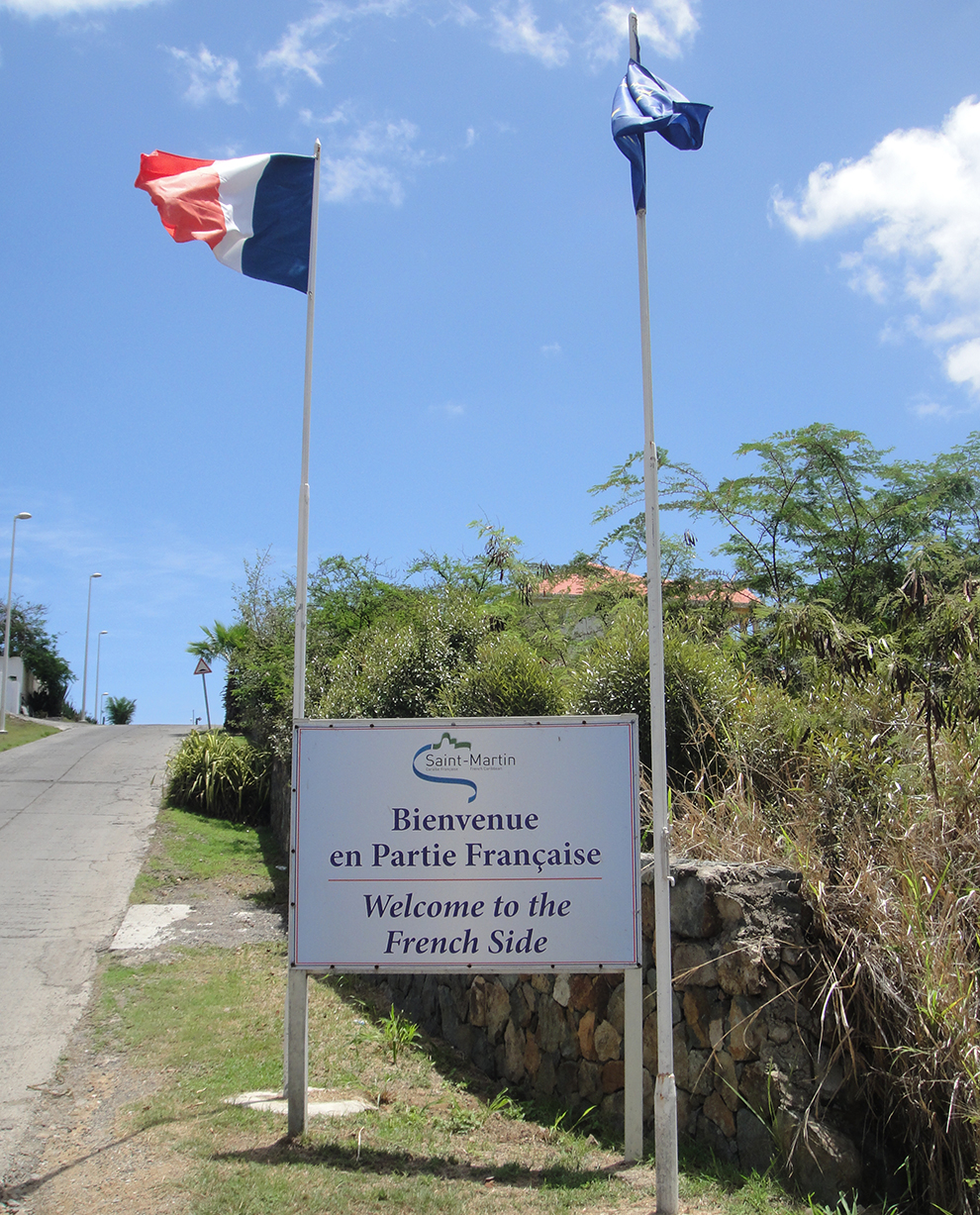 Граница между голландской и французской частью острова проходит лишь по его карте