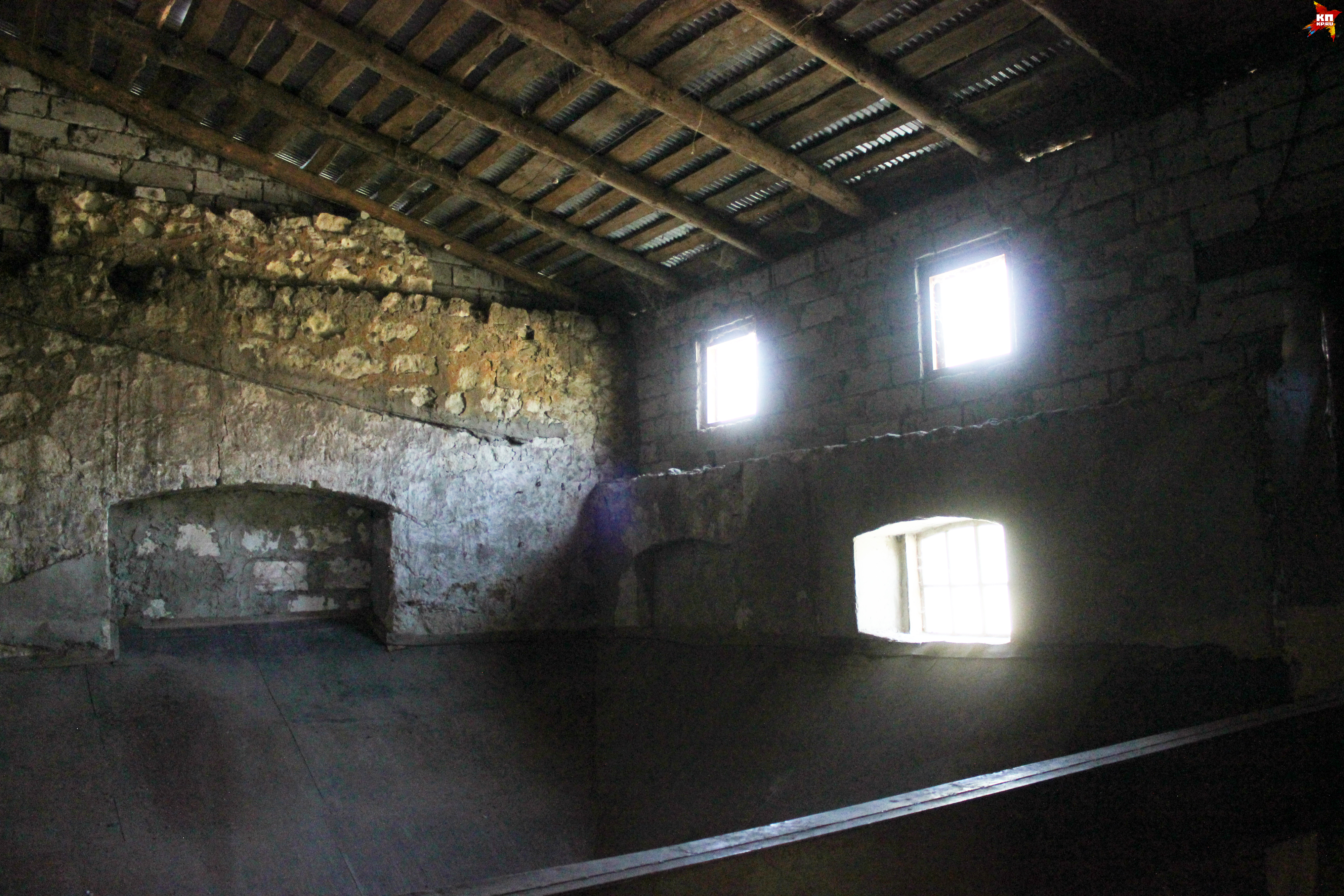 Здание мельницы изнутри. Старых механизмов здесь давно нет, хозяева поставили новое оборудование.