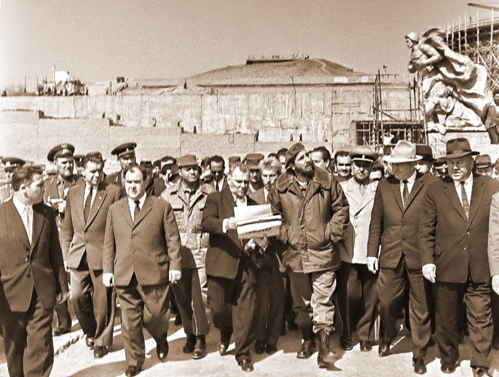 Евгений Вучетич и Фидель Кастро на Мамаевом кургане. 1963 год. Фото из личного архива фотокорреспондента ТАСС Степана Курунина.